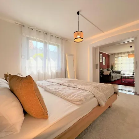 Perfekt Fuer Gruppen! 150m2 Ferienhaus, Terrasse, Balkon, Garten, Wanderwege, Optimale Anbindung 펜션 *