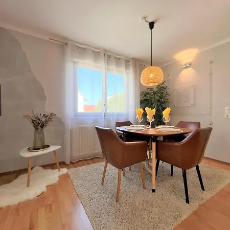 펜션 Perfekt Fuer Gruppen! 150m2 Ferienhaus, Terrasse, Balkon, Garten, Wanderwege, Optimale Anbindung