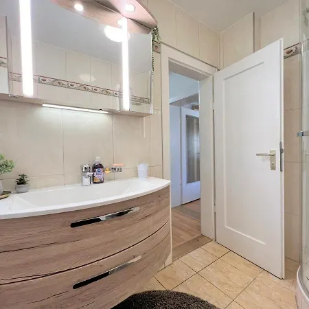 Perfekt Fuer Gruppen! 150m2 Ferienhaus, Terrasse, Balkon, Garten, Wanderwege, Optimale Anbindung 펜션 *