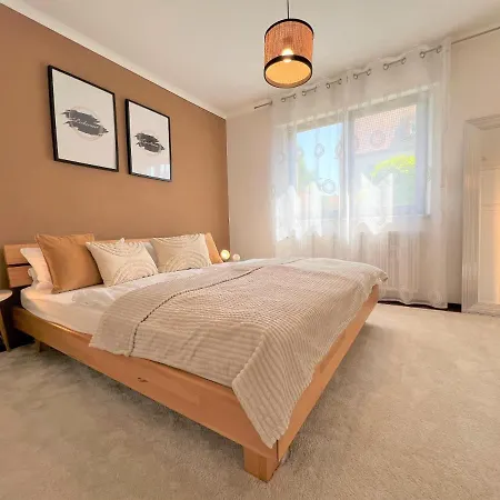 Perfekt Fuer Gruppen! 150m2 Ferienhaus, Terrasse, Balkon, Garten, Wanderwege, Optimale Anbindung *