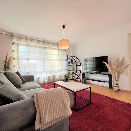 펜션 Perfekt Fuer Gruppen! 150m2 Ferienhaus, Terrasse, Balkon, Garten, Wanderwege, Optimale Anbindung