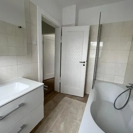 펜션 Perfekt Fuer Gruppen! 150m2 Ferienhaus, Terrasse, Balkon, Garten, Wanderwege, Optimale Anbindung